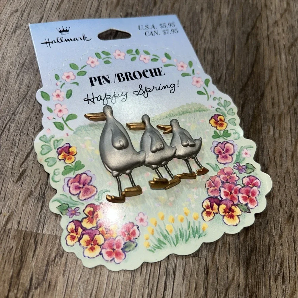 NWT Hallmark Pin/Broche ‎ Happy Spring Ducks with Springy Feet